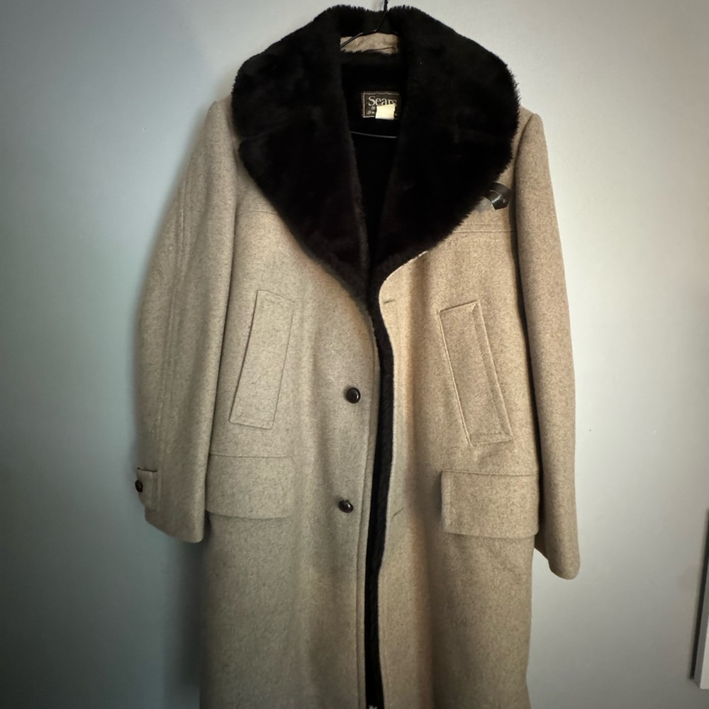 Elegant Beige Wool Coat with Black Fur Collar